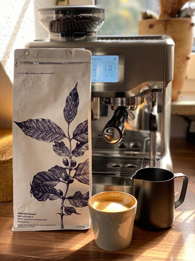 Sage Barista Touch Siebträgermaschine im Test mit Kaffeebohnen