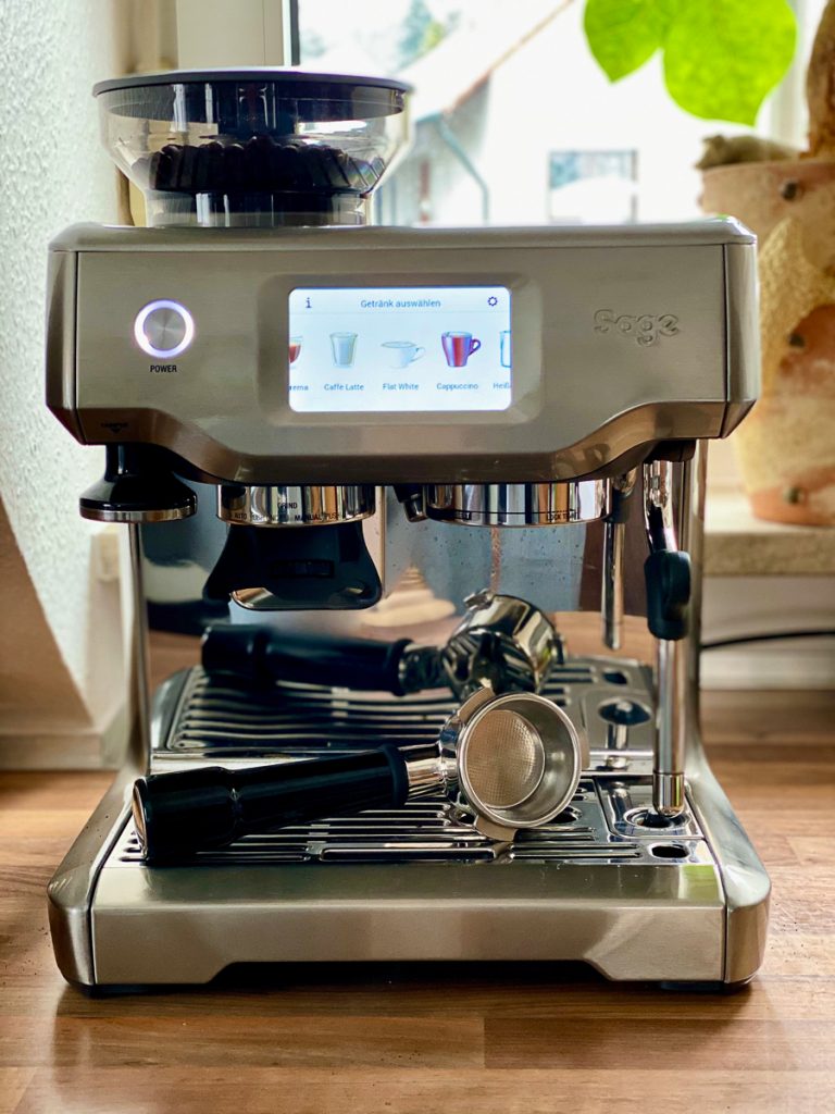 Sage Barista Touch Siebträgermaschine im Test Vollbild mit Siebträger 