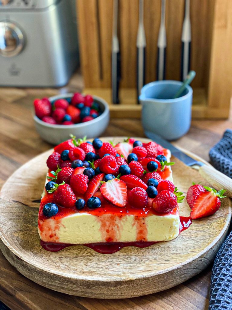 Pudding-Cheesecake mit Hüttenkäse zuckerfrei und fettarm mit Beeren dekoriert 