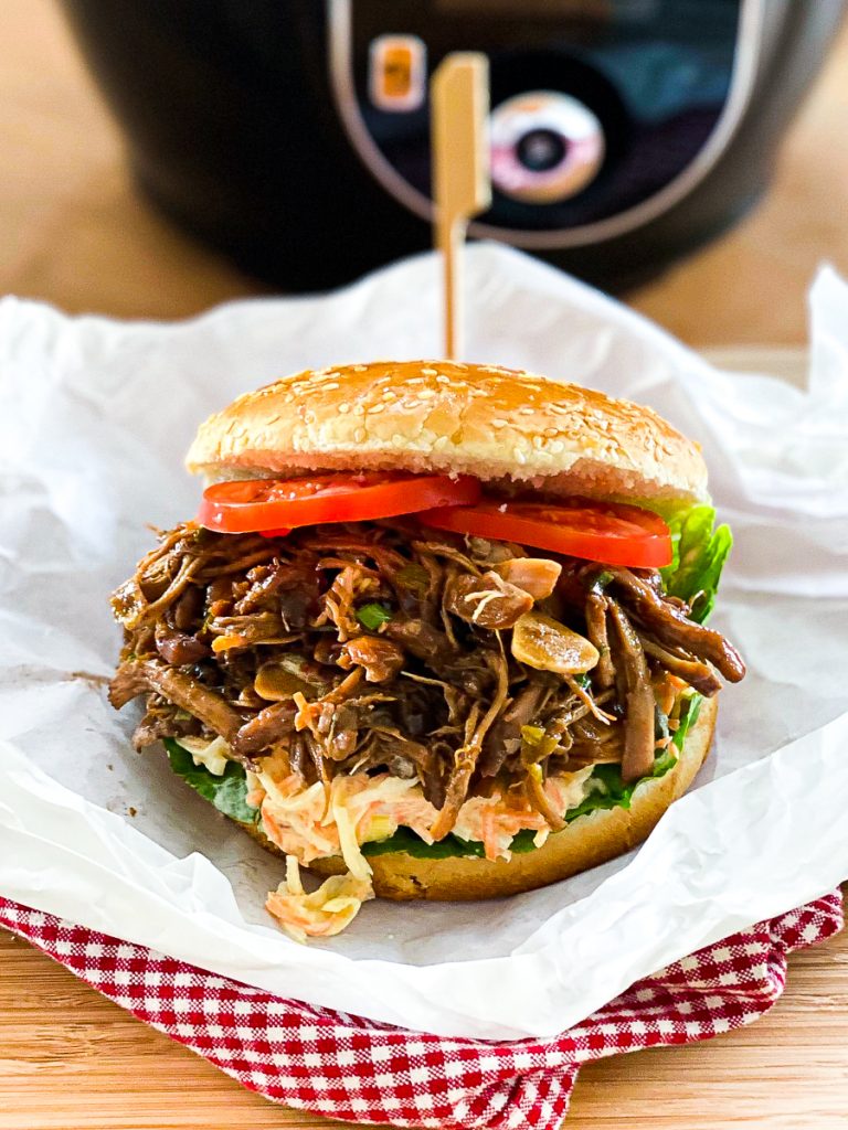 Pulled Chicken Burger schnell und einfach, angerichtet vor dem Cook4Me