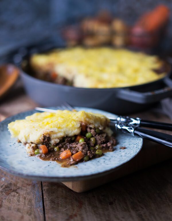 Sheperd's Pie auf einem Steingut-Teller