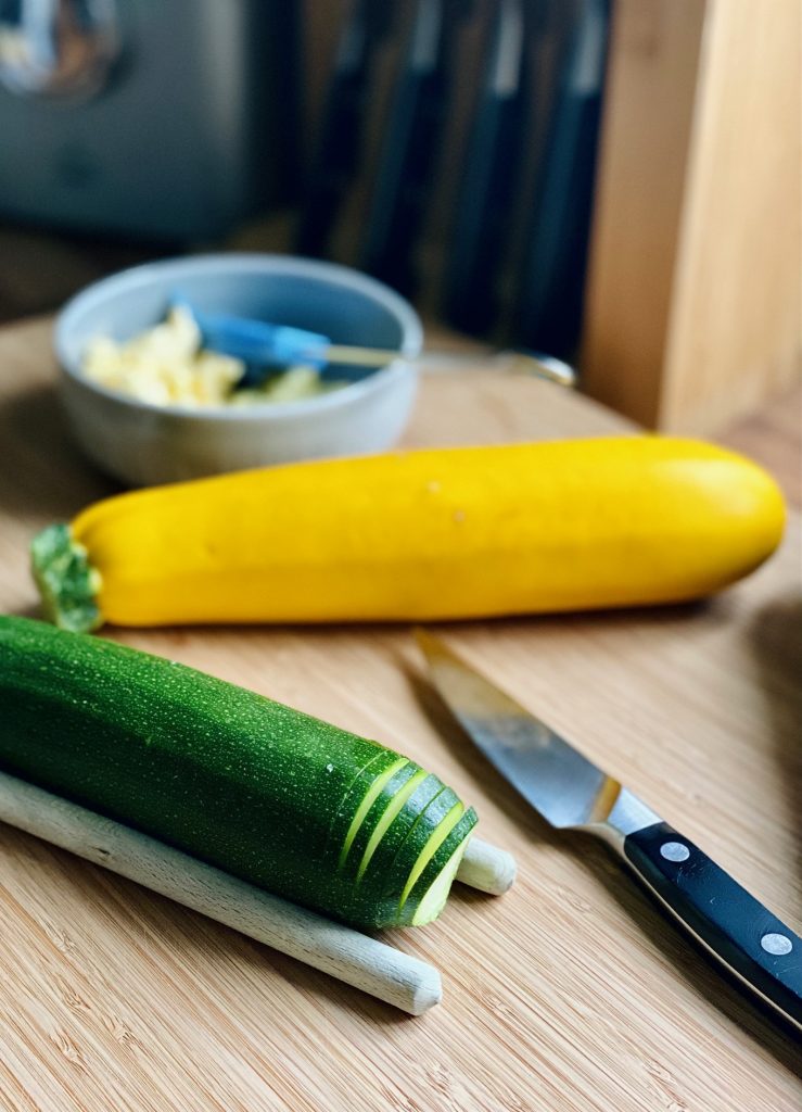 Schneiden der Hasselback Zucchini 