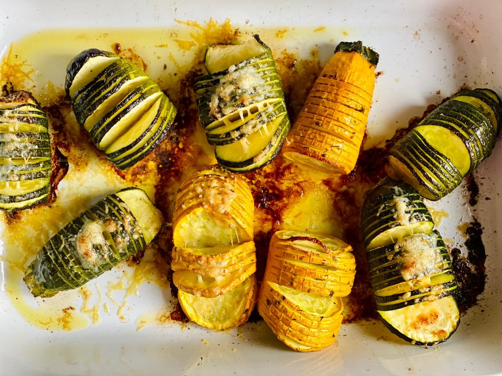 Hasselback Zucchini mit Kräuterbutter gebacken von oben fotografiert 