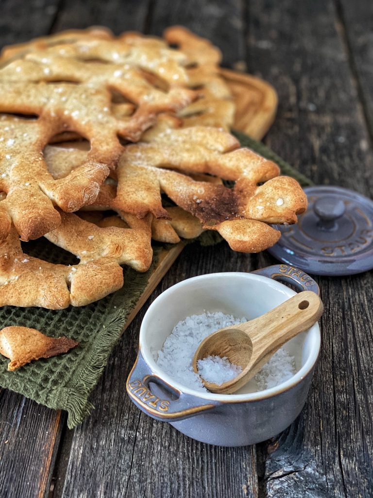 Französische Fougasse mit einer kleinen Cocotte von Staub