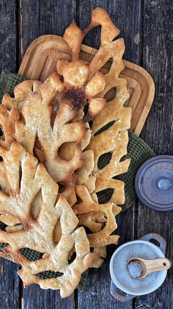 Vier Fougasse auf einem Holzbrett 