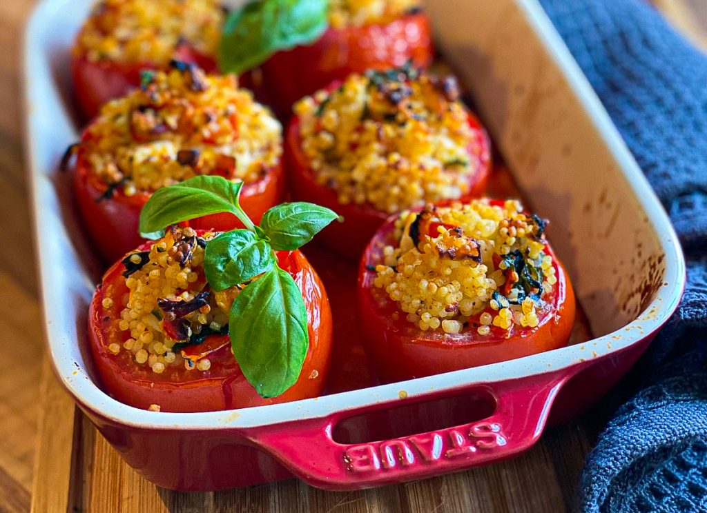 Tomaten mit Couscous gefüllt in der Auflaufform. Nahaufnahme. 