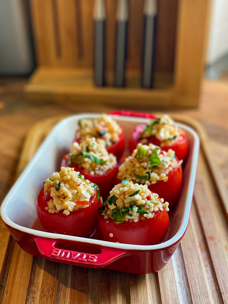 Gefüllte Tomaten (vegetarisch) vor dem Backen.