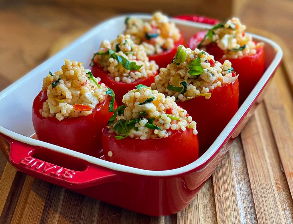 Gefüllte Tomaten (vegetarisch) mit Couscous gefüllt.