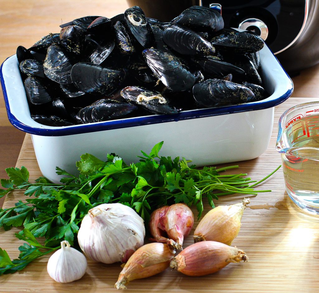 Miesmuscheln in einer Schale