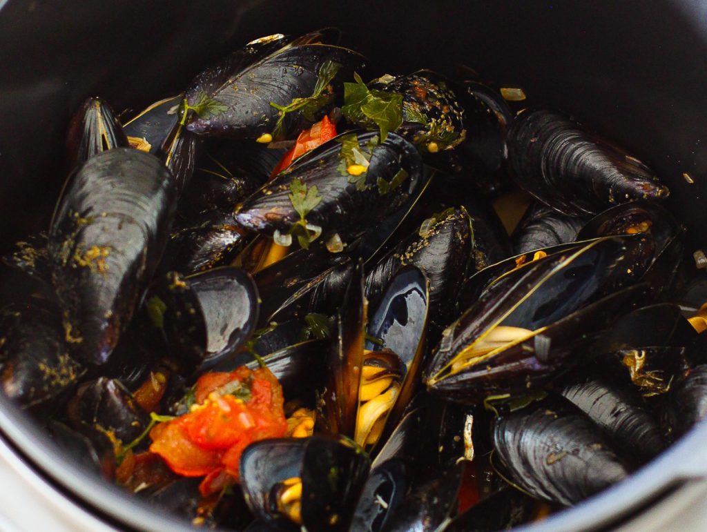 Miesmuscheln in Tomaten-Weißweinsoße, Nahaufnahme nach dem Garen 