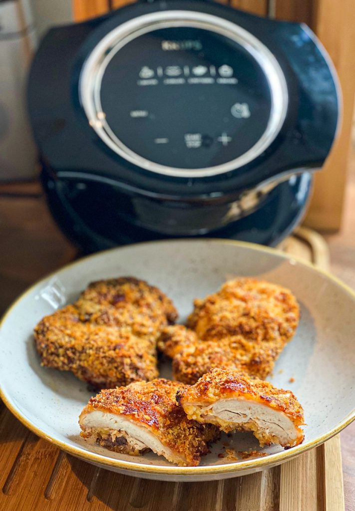 Knusprige Hähnchenschnitzel in Panko, dahinter der Extra Crisp Deckel 