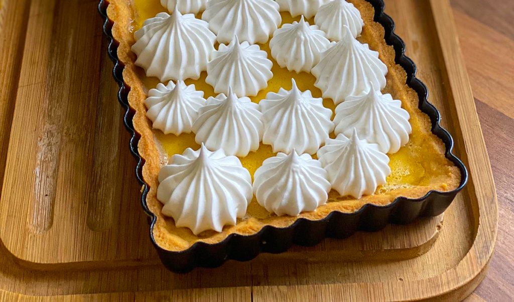 Tarte au Citron - Zitronentarte mit Mürbeteig Nahaufnahme von oben 