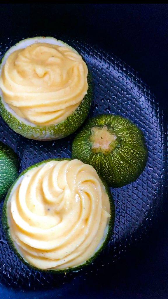 Gefüllte Zucchini im Topf vor dem Backen