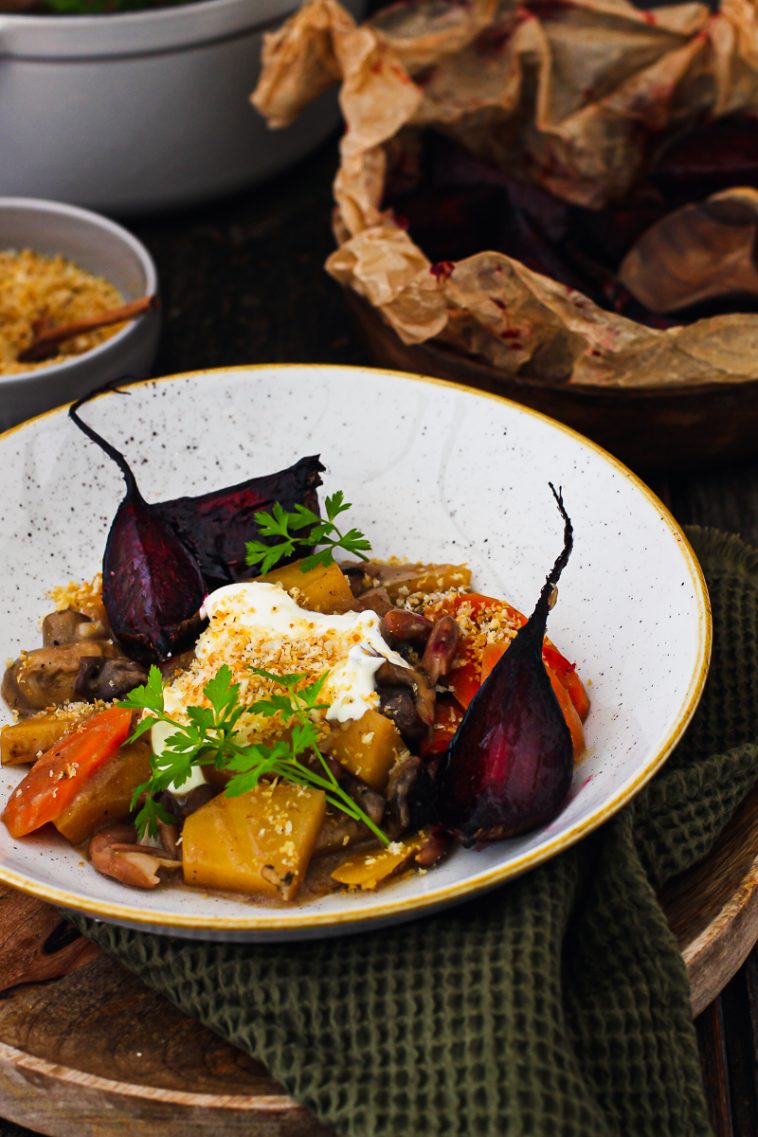Herbstlicher Eintopf mit Steckrübe und gebackener Roter Bete - Holla ...