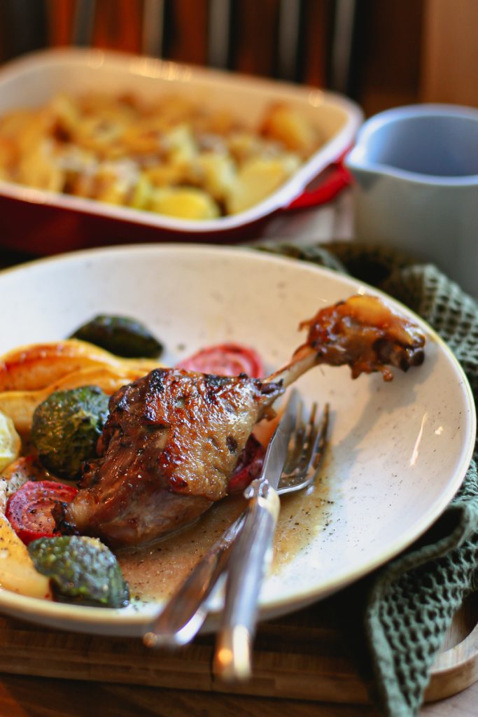 Beschwipste Entenkeulen mit Quittensud und Ofengemüse, mit Soße beim Essen