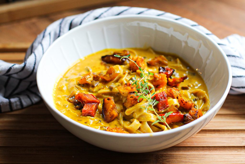 Beste Kürbis-Soße aus dem Ofen, auf Vollkornpasta