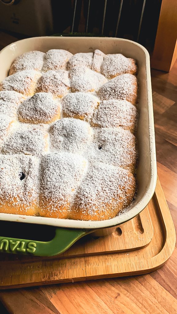 Original böhmische Buchteln ganz einfach mit Puderzucker 
