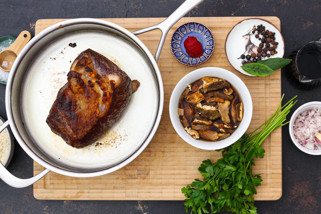 Gebratenes Roastbeef in einer Pfanne