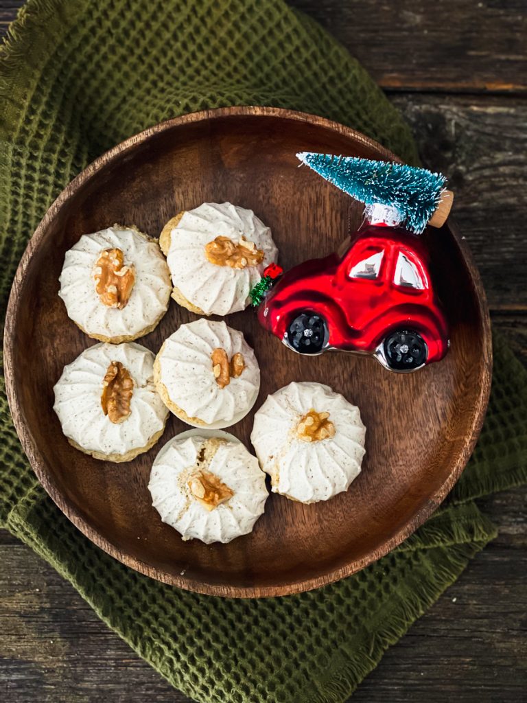 Einfache Nussmakronen weihnachtlich gewürzt auf einem Holzteller 