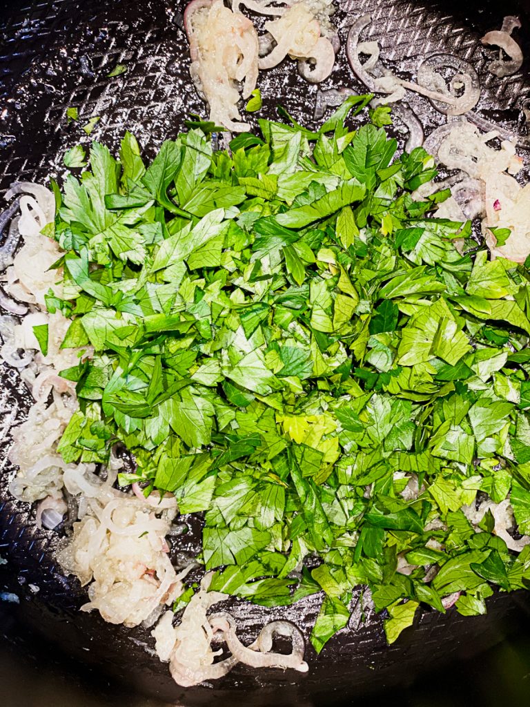 Schalotten, Knoblauch und Petersilie angebraten