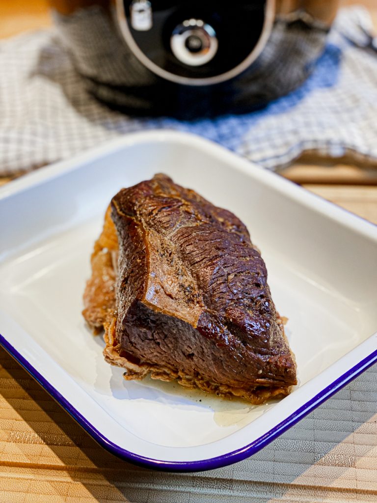 Gegartes Fleisch auf einem Tablett