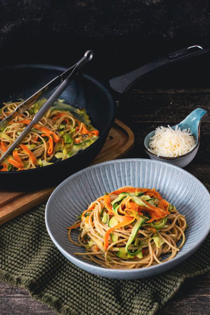 Gemüse-Tagliatelle in schlanker Rahmsoße frisch aus der Pfanne 