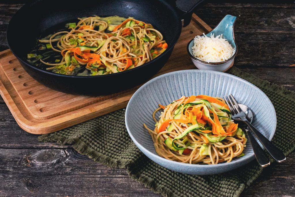 Gemüse-Tagliatelle in schlanker Rahmsoße