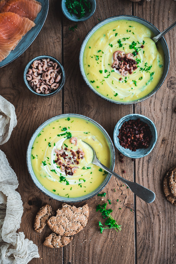 Schwedische Kartoffelsuppe in Schalen mit Krabben und Lachs