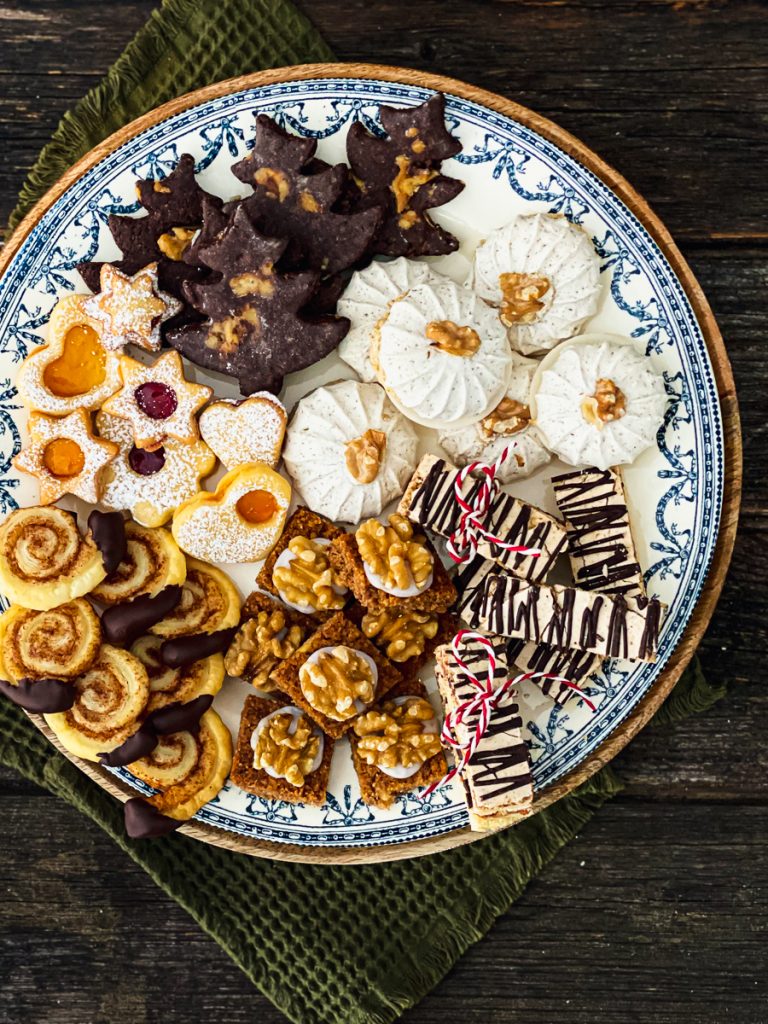 Bunter Plätzchenteller auf einem Holztisch