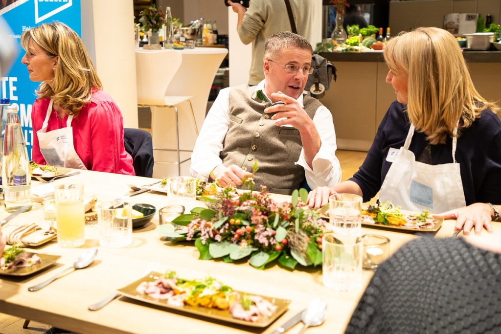 Workshop "Milch und Milchprodukte" mit Unsere Bayerischen Bauern e.V. - Teilnehmer am Tisch 