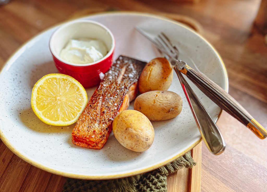 Knuspriges Lachsfilet mit Pellkartoffeln