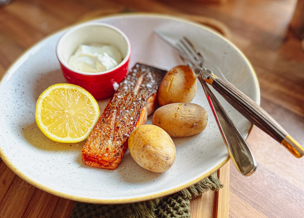 Knuspriges Lachsfilet mit Pellkartoffeln 