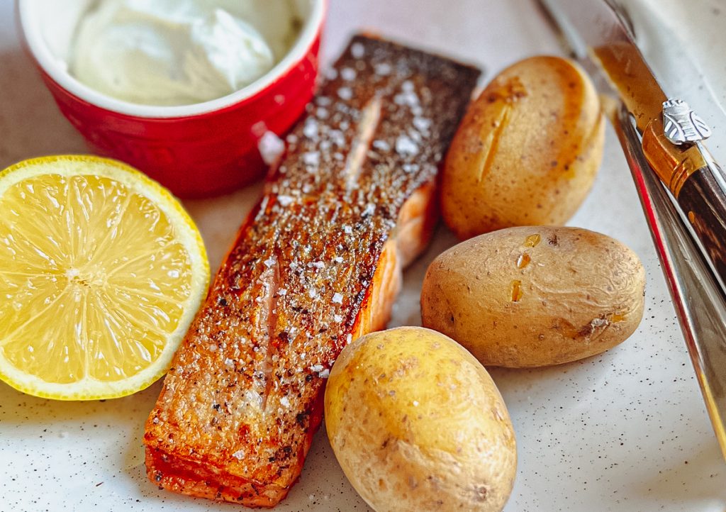 Knuspriges Lachsfilet mit Pellkartoffeln Nahaufnahme knusprige Haut von oben