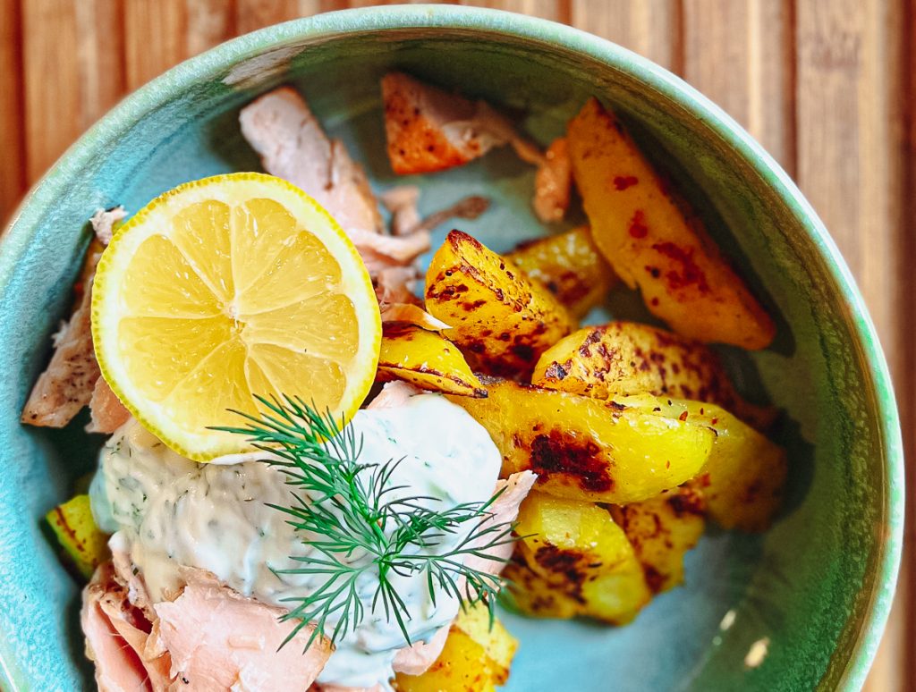 Bratkartoffeln mit gerupftem Lachs