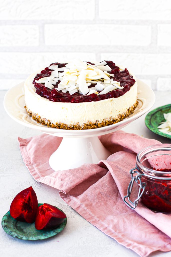 Cheesecake mit Pflaumen fettarm unter 200 Kalorien - auf einer weissen Tortenplatte
