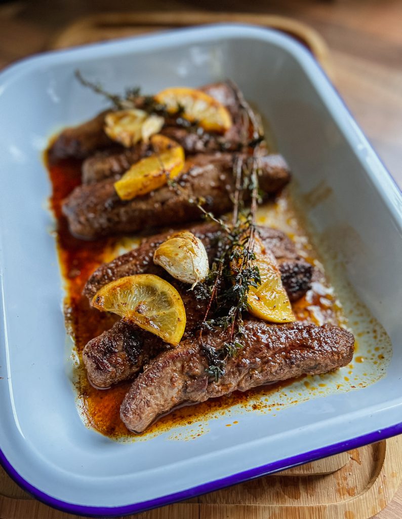 Schlankes Lammfilet mit orientalischem Bratreis frisch aus dem Ofen 