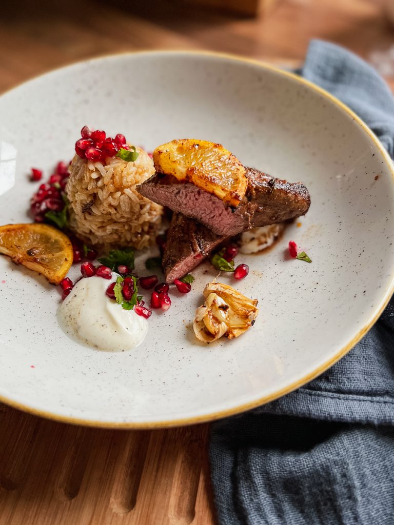 Schlankes Lammfilet mit orientalischem Bratreis & Petersilien-Granatapfel-Salat