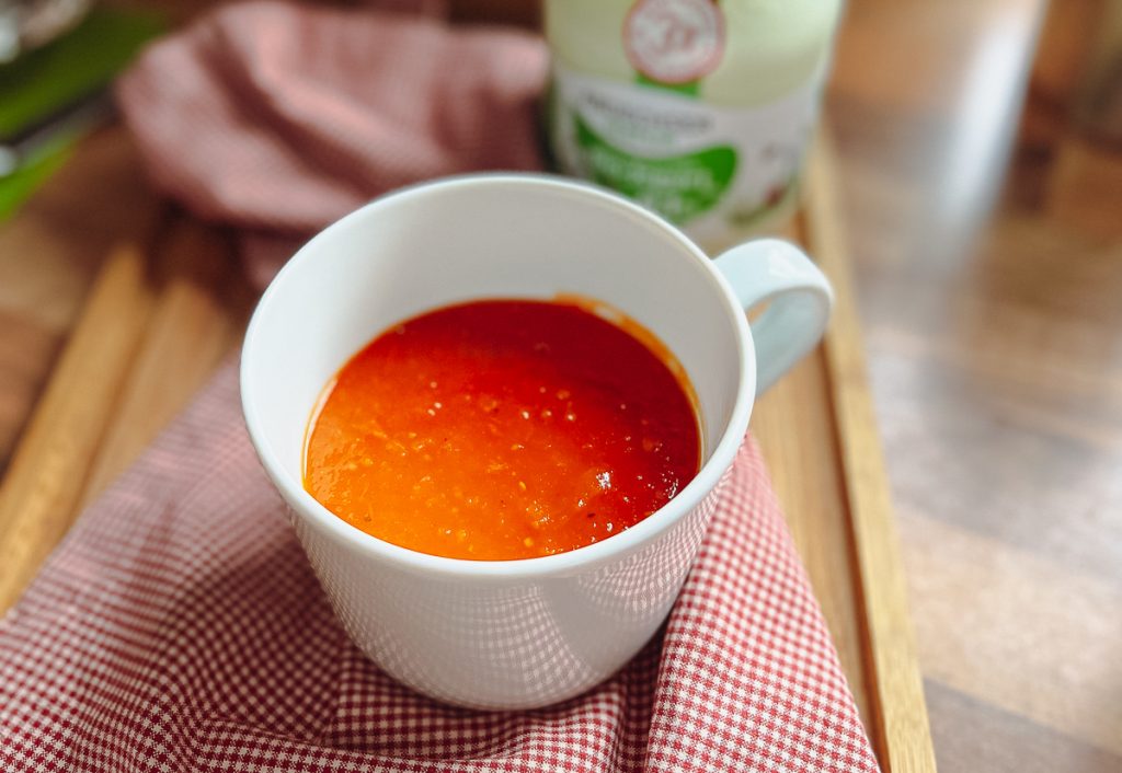 Schnelle Tomatensuppe zum Abnehmen - körnige Konsistenz, Nahaufnahme 