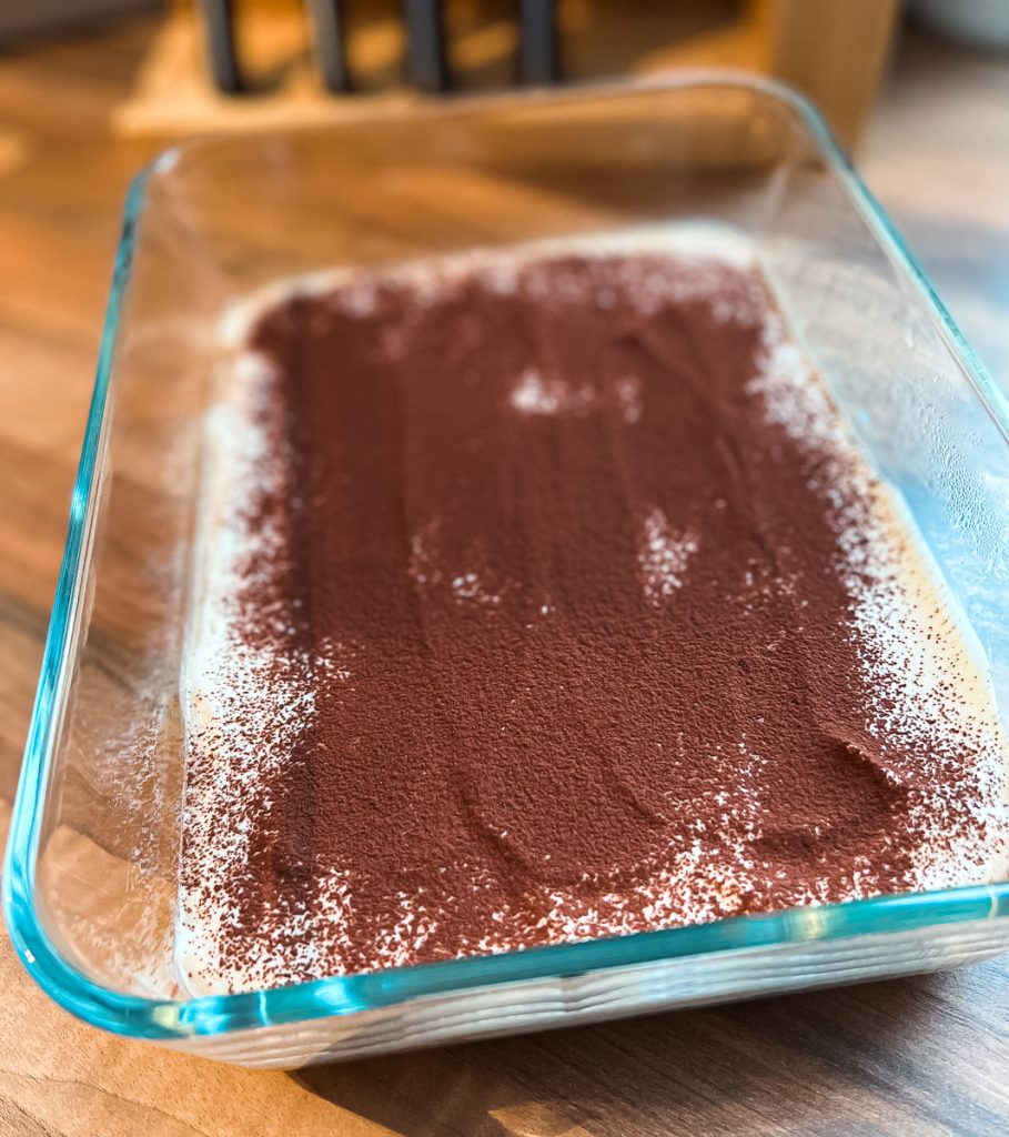 Tiramisu Overnight Oats - fettarm und lecker mit Kakao bestäubt.