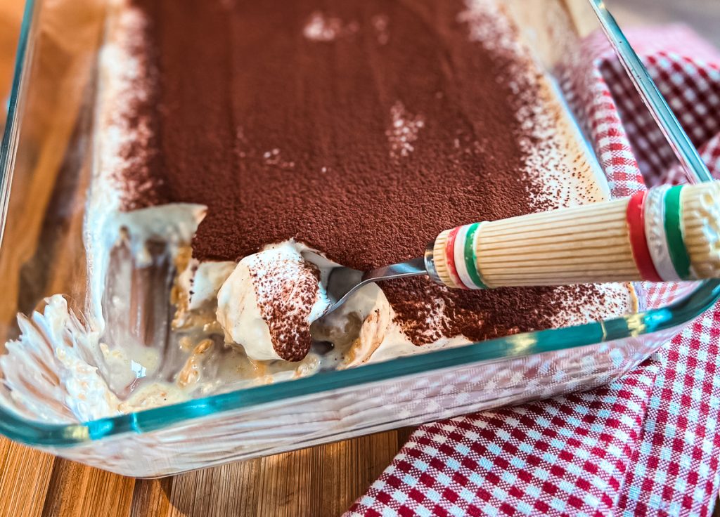 Tiramisu Overnight Oats - fettarm und lecker! In einer Glasschale.