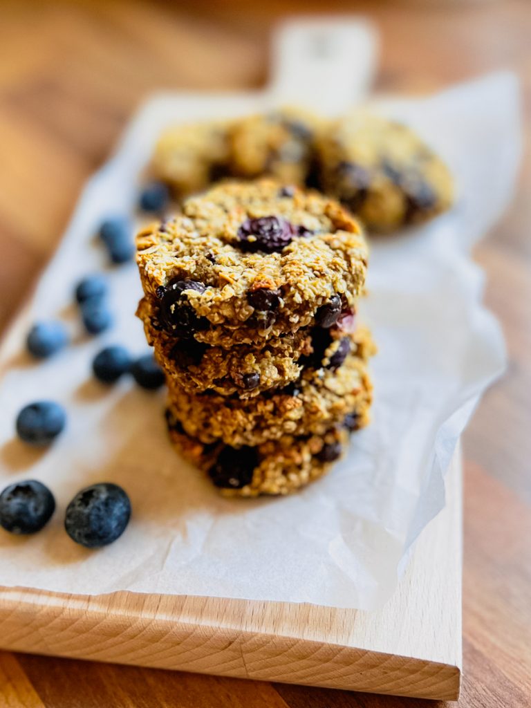 Zuckerfreie Frühstücks-Cookies, aufgestapelt