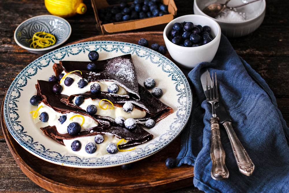 Schoko Crêpes mit Blaubeeren. Mehrere gefüllt von oben