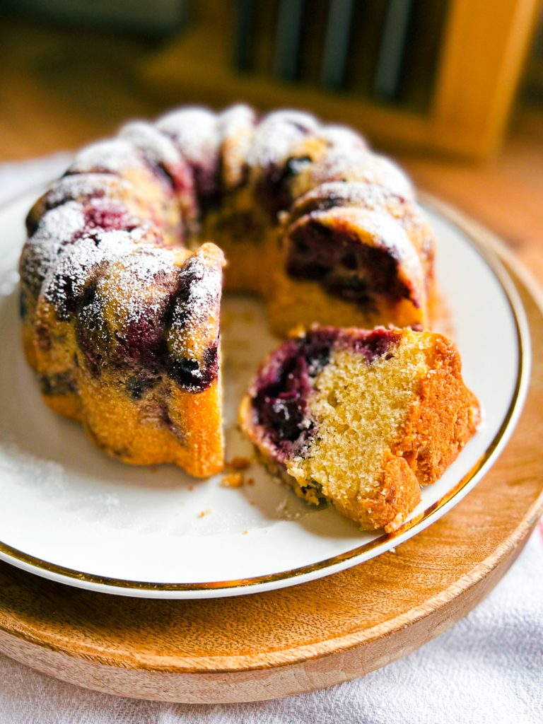 Einfacher Rührkuchen mit Dinkelmehl und Blaubeeren, angeschnitten