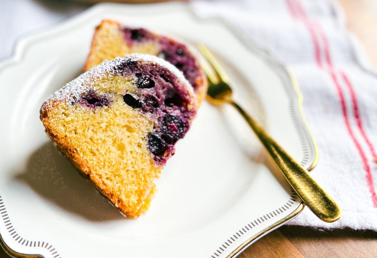 Einfacher Rührkuchen mit Dinkelmehl und Blaubeeren, ein Stück auf einem Teller