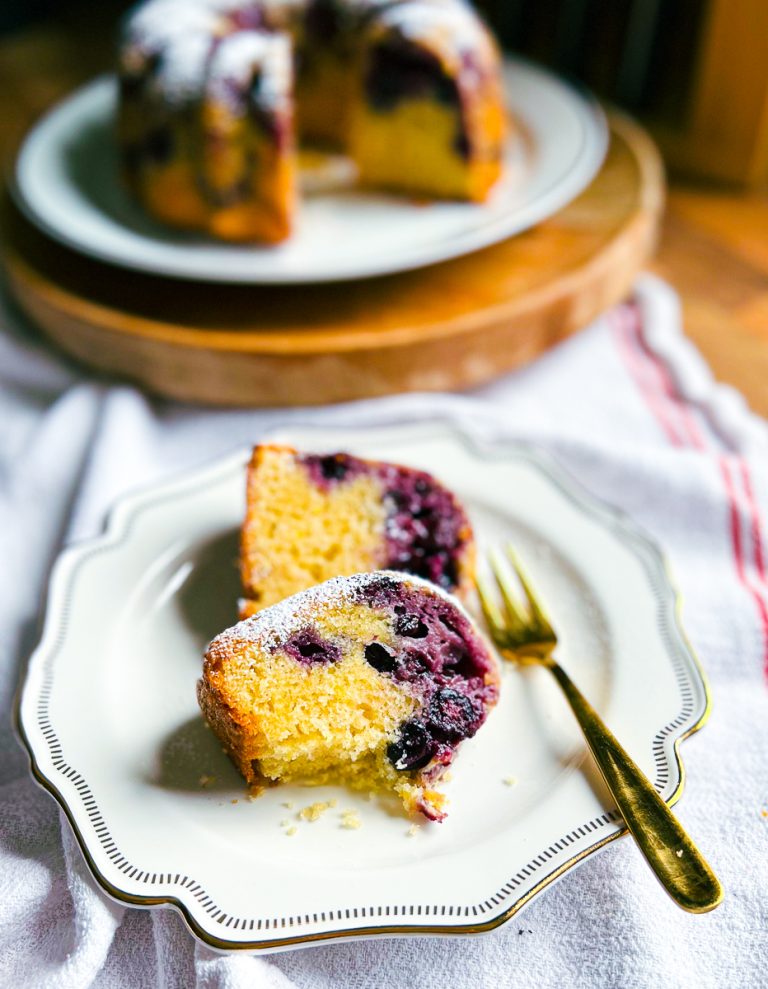 Einfacher Rührkuchen mit Dinkelmehl und Blaubeeren ein Stück angegessen