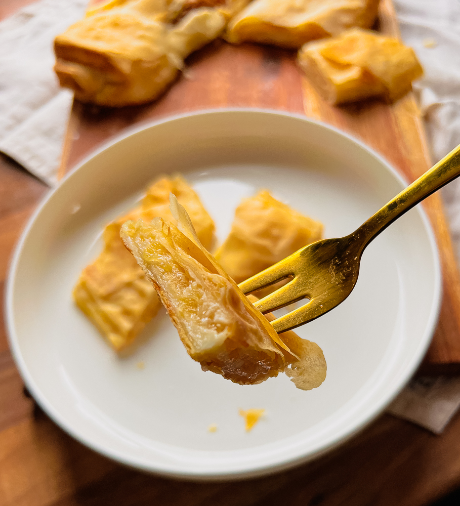 Schneller Apfelstrudel fett- und kalorienarm. Nicht einmal 100 Kalorien und unter 1 g Fett hat ein Stück von diesem leckeren Apfelstrudel mit Quark und Zimt. Ein Bissen auf einem goldenen Löffel.