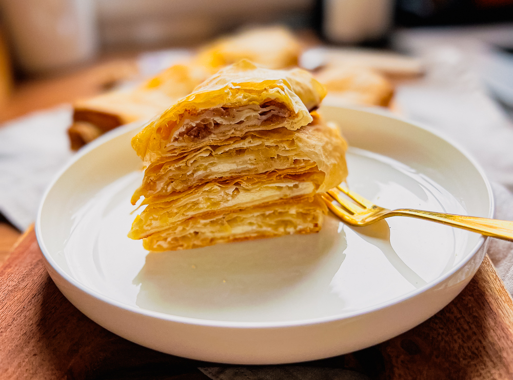 Schneller Apfelstrudel fett- und kalorienarm. Nicht einmal 100 Kalorien und unter 1 g Fett hat ein Stück von diesem leckeren Apfelstrudel mit Quark und Zimt