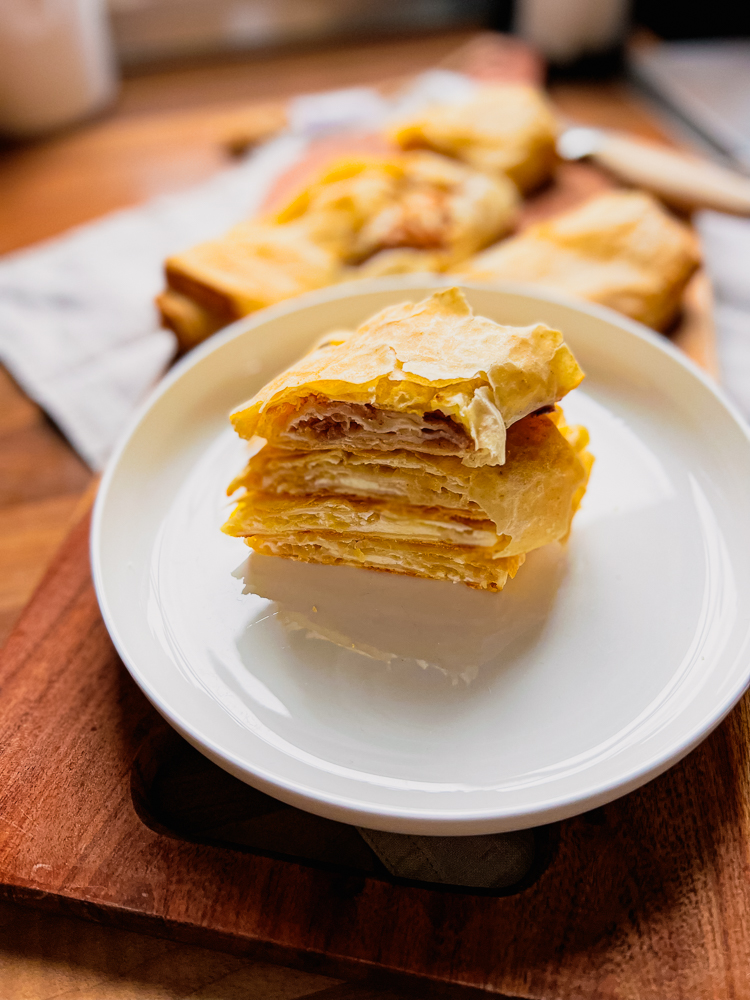 Schneller Apfelstrudel fett- und kalorienarm. Nicht einmal 100 Kalorien und unter 1 g Fett hat ein Stück von diesem leckeren Apfelstrudel mit Quark und Zimt auf einem weißen Teller