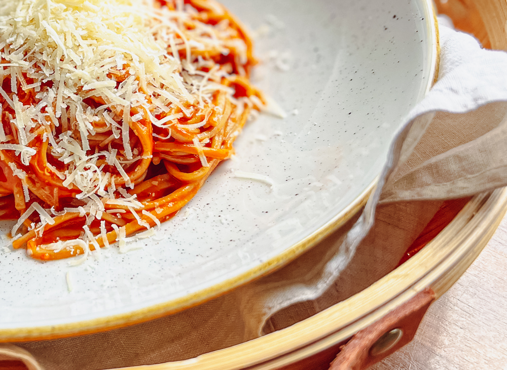 Schlanke Pasta mit cremiger Tomatensoße und Parmesan, Nahaufnahme