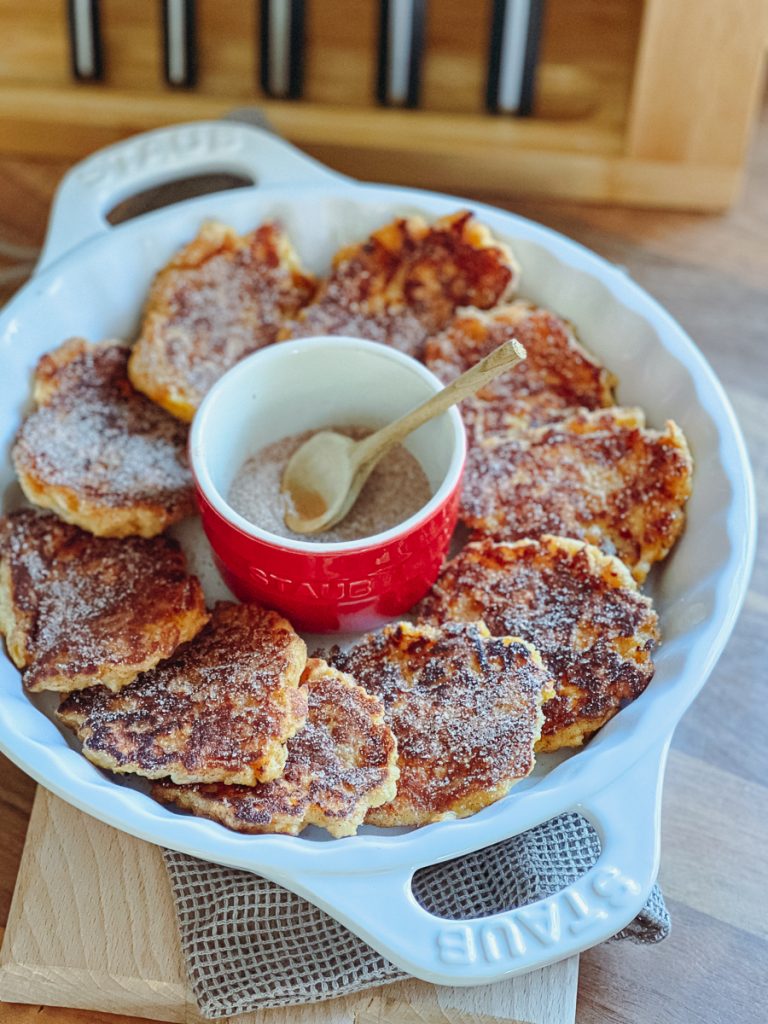 Fettarme Apfel-Pfannkuchen mit Joghurt ohne Zucker von oben